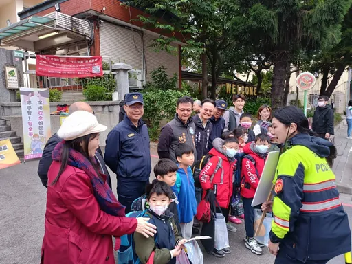 桃園警迎接開學日一兼二顧 護童+交安宣導讓學童安全走入校園