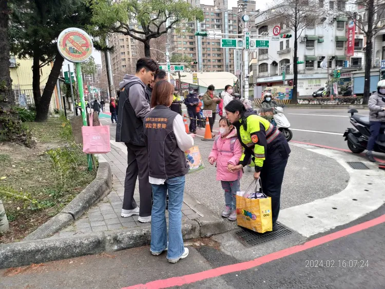 警方貼心向學童們宣導相關交通安全常識。警方提供