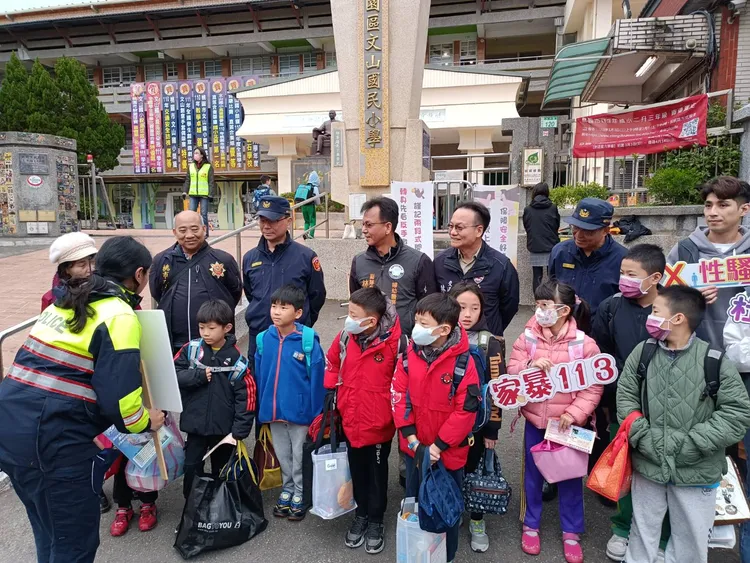 桃園警分局開學日出動多名警力在校園周邊護童外，也藉機會進行相關交通安全宣導。警方提供