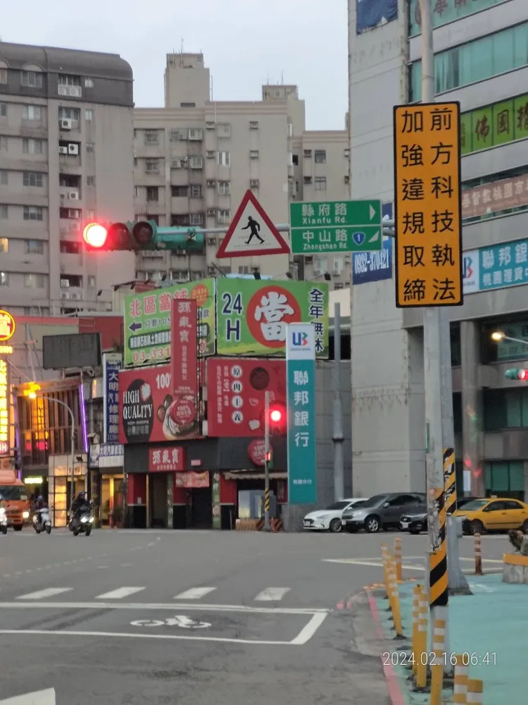 桃園各科技執法地點前均設置明顯告示牌來提醒用路人，警方亦嚴正執法，確保良好交通秩序。警方提供