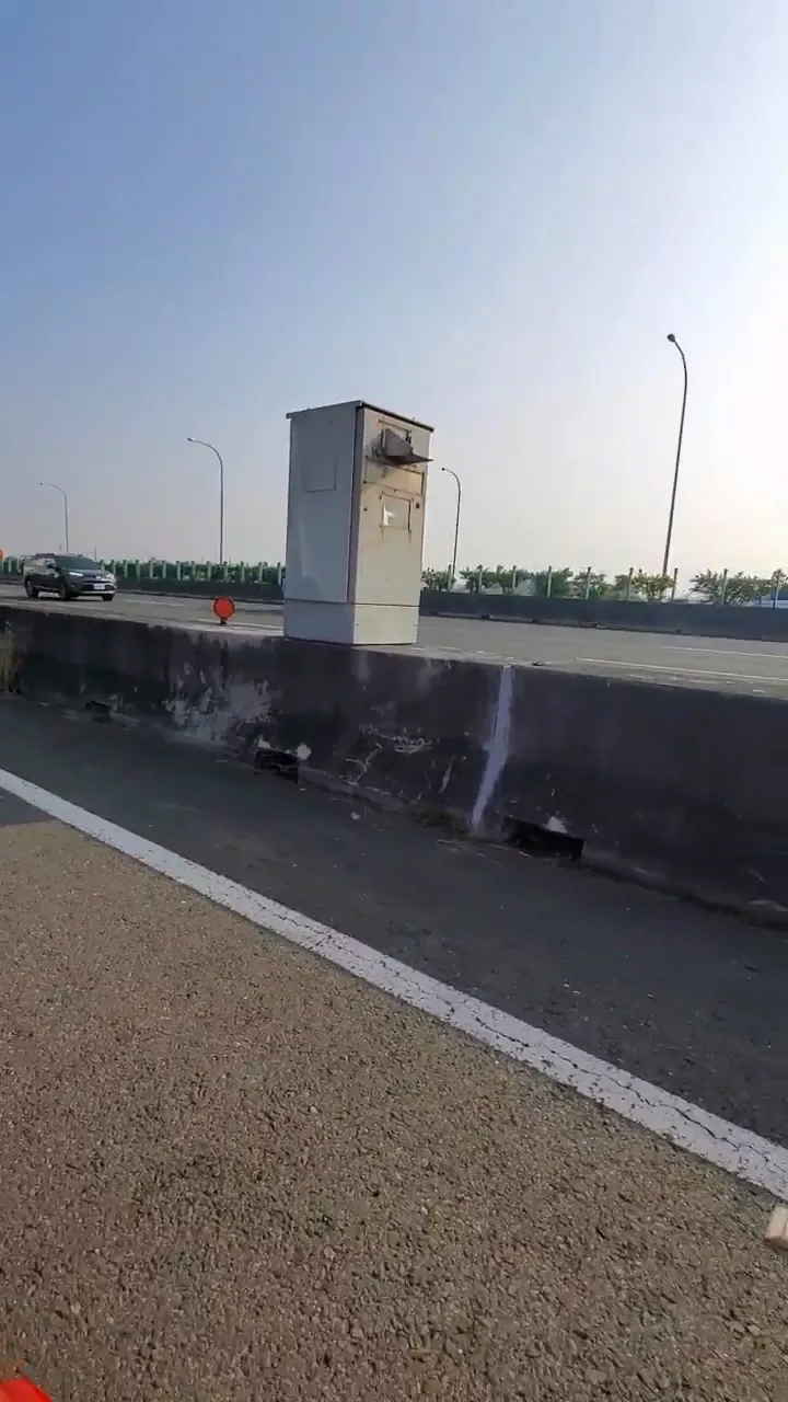 這支造型較少見的測速照相器位於國道1號南下246.6公里處。翻攝畫面