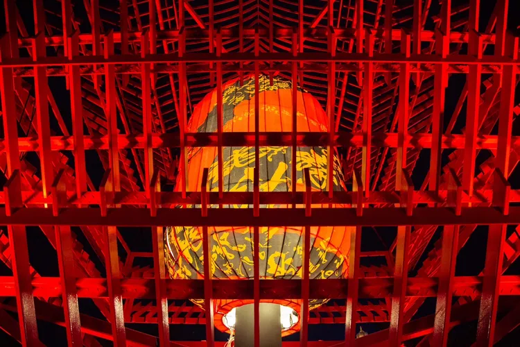 「圓方之間」結合書法藝術，由知名書法家杜忠誥寫下燈籠中心的巨大「龍」字。北市觀傳局提供