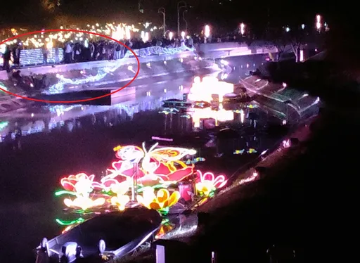 台中燈會落水瞬間曝光　整排燈飾護欄垮了！5遊客滑邊坡成落湯雞