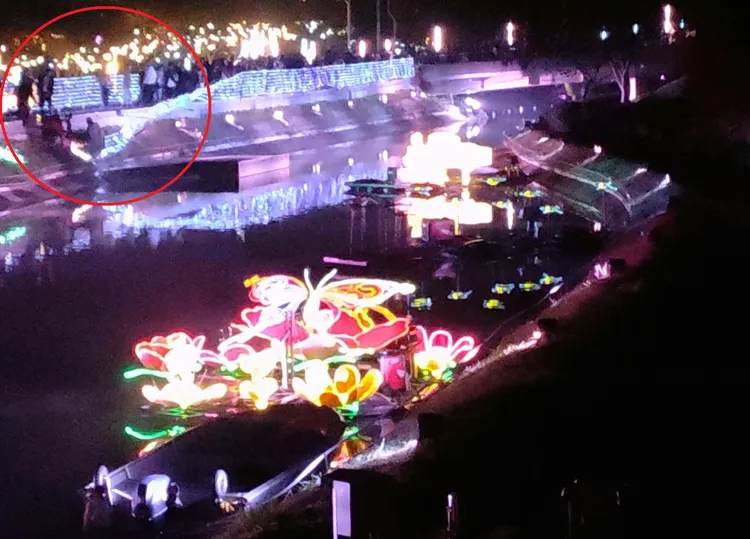 護欄承受不了遊客的重量，被壓倒後多名遊客滑落邊坡並落水。林姓讀者提供