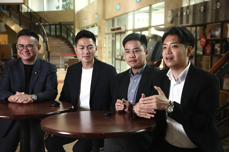 國民黨「台中F4」再本次選戰中創下佳績，其中廖偉翔（左二）更以33歲之姿成為藍營最年輕立委。彭欣偉攝