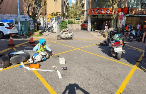 新店3騎士追撞!停車收費員遭擊落 買菜婦無辜被撞最衰