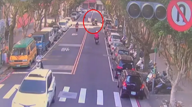 許男因煞車不及撞上方男。翻攝畫面