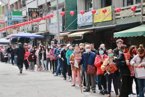 黃偉哲除夕參拜為台南祈福　鄉親大排長龍領小紅包