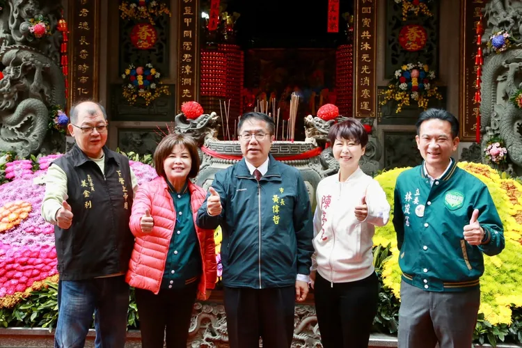 黃偉哲與立委一同向鄉親拜早年。市府提供