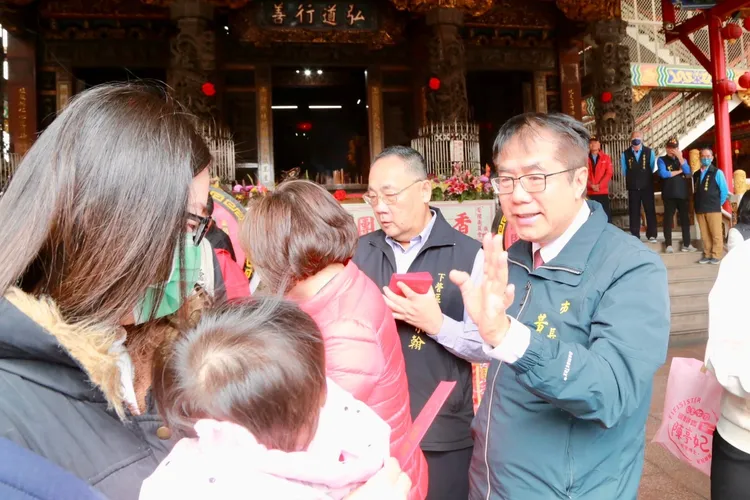 民眾樂領龍年小紅包。市府提供