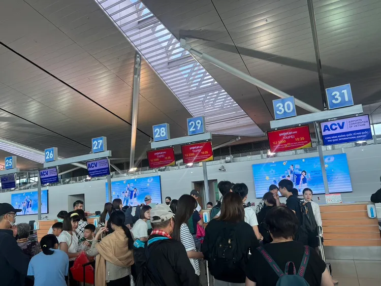 在富國島被丟包的旅客昨天、今天陸續返台，圖為今天上午旅客到機場辦理登機手續情況。旅客提供