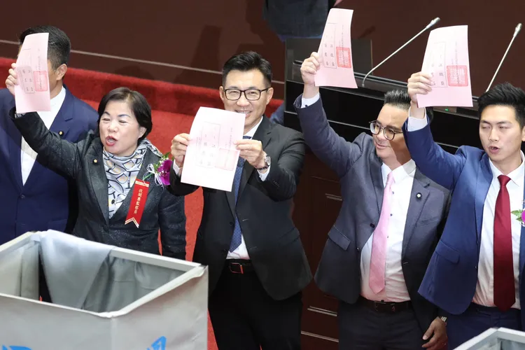 江啟臣投完也亮票。彭欣偉攝