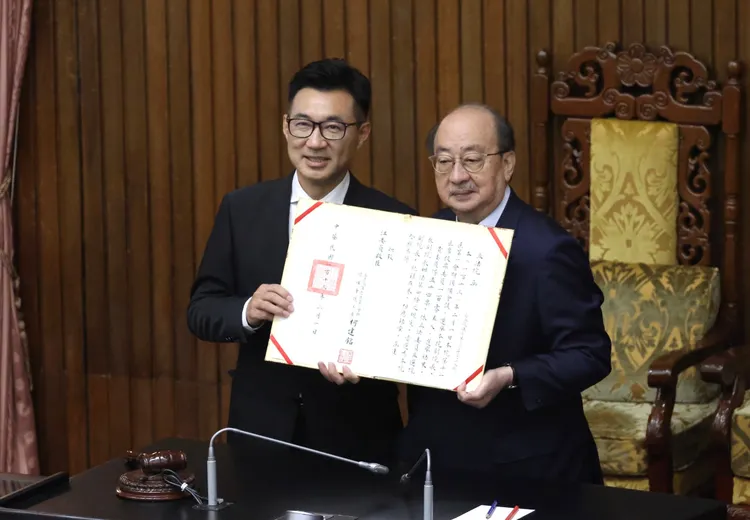 江啟臣接過當選證書。彭欣偉攝