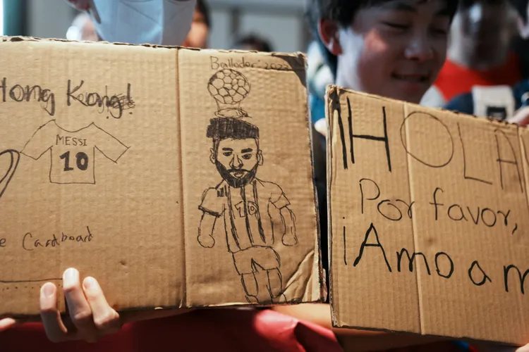 球迷持標語迎接梅西。路透社