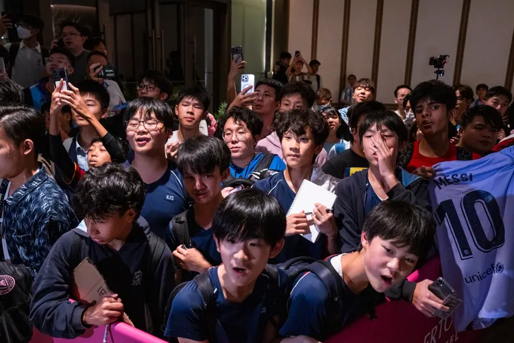 數百球迷在邁阿密國際的下榻飯店外迎接梅西。美聯社