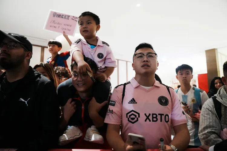 球迷迎接梅西。路透社