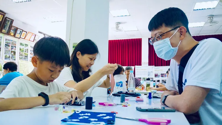烏塗社區推出特色農遊，有植物染及手拉麵線等有趣DIY活動可以參加，把握暑假尾聲讓小朋友用雙手玩出彩色記憶。農業局提供