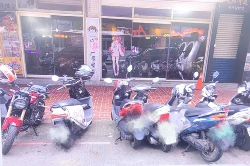 手剎車沒拉!車輛倒退嚕擦撞路邊13輛機車 車主下場曝光