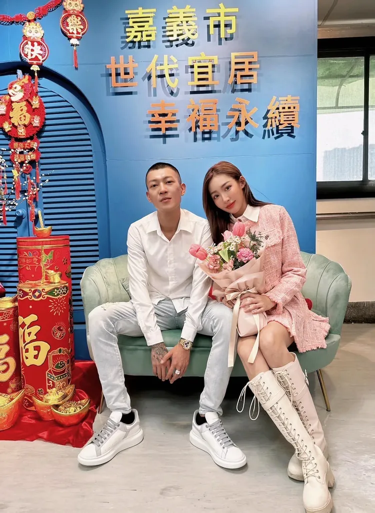 鳳梨登記結婚。翻攝自鳳梨臉書