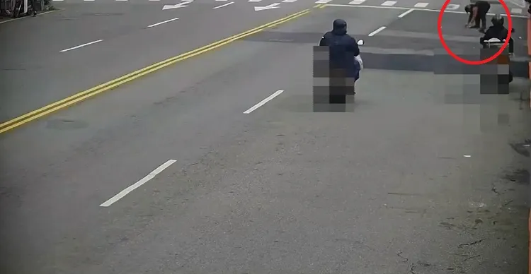 陳姓老翁幫忙撿拾掉落的鈔票。民眾提供