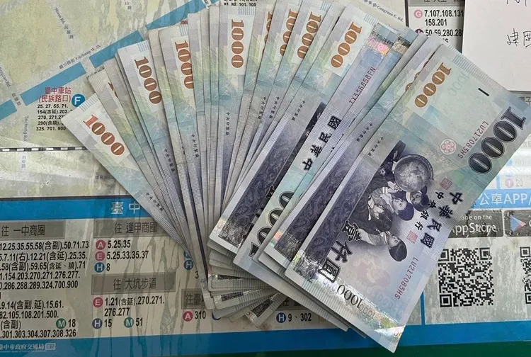 警方將2.1萬元千元鈔歸還給失主林男。民眾提供