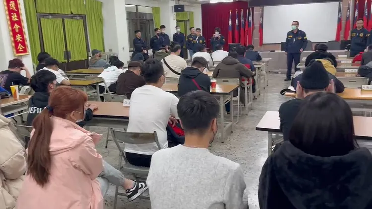 台南警方攻堅查獲職業賭場。翻攝畫面