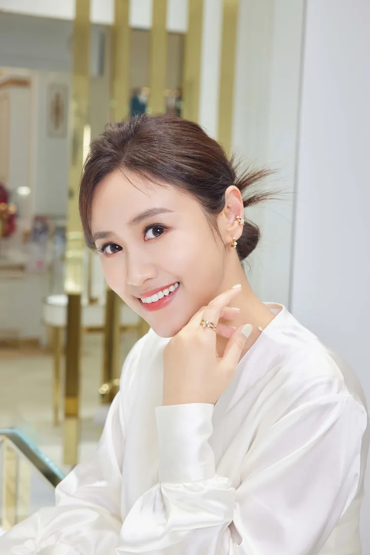 吳姍儒推薦過年佩戴日系珠寶AHKAH的Cerf-volant系列作品。品牌提供