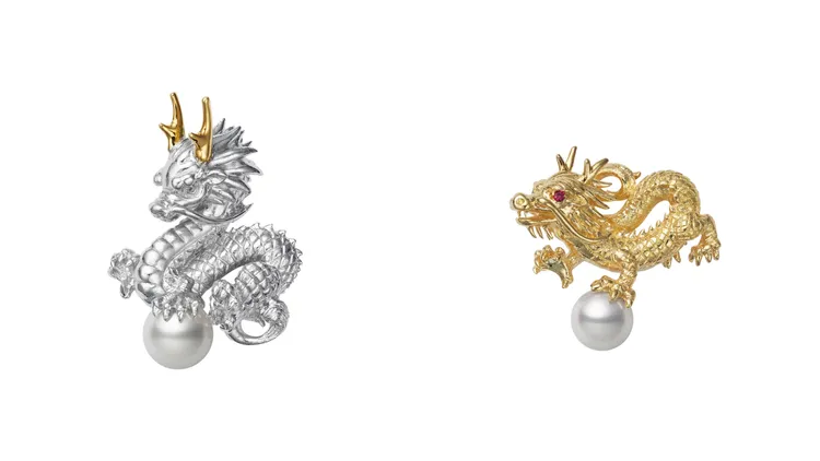 MIKIMOTO珍珠銀龍胸針（左圖）2萬1000元、珍珠金龍胸針（右圖）5萬9000元。品牌提供