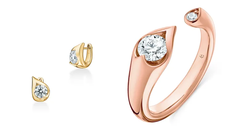 Hearts On Fire LU Droplet 黃K金鑽石耳環（左圖）30萬5000元起、LU Droplet Open 玫瑰金鑽石戒指（右圖）17萬2000元起。品牌提供