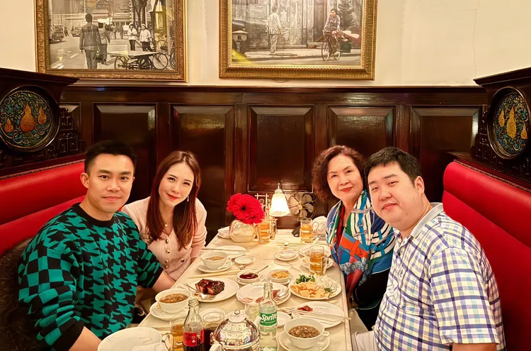 吳申梅與媽媽、弟弟和老公在香港歡度新年。吳申梅提供