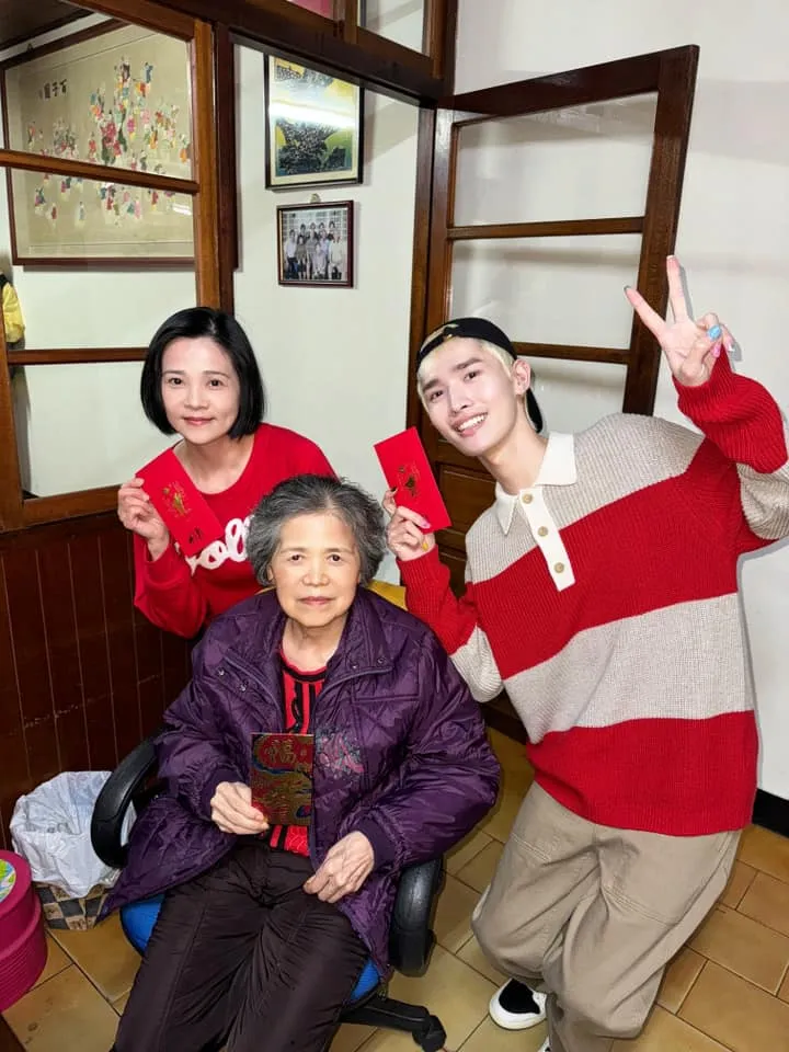 昨小年夜，鍾明軒和外婆、阿姨一起過年。翻攝鍾明軒臉書