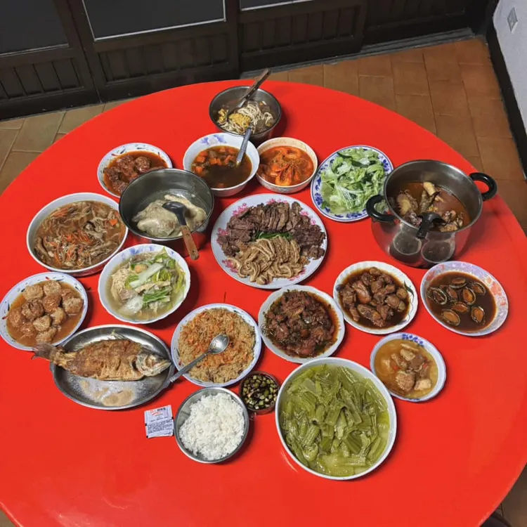 昨小年夜，鍾明軒和外婆、阿姨一起吃團圓飯。翻攝鍾明軒臉書