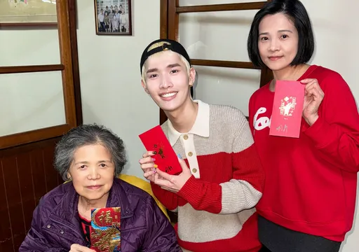 母自盡、父家暴!鍾明軒「只回她家過年」:我被神秘力量療癒