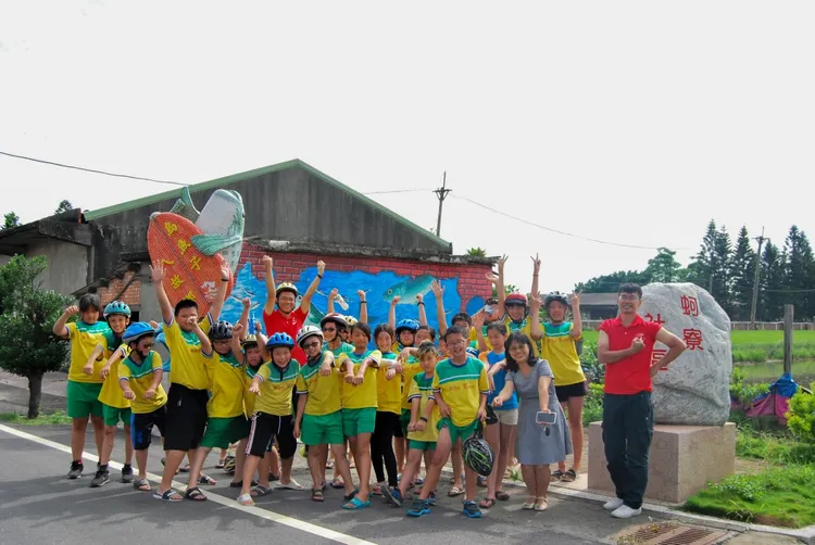 黃淑玲（右三）與學生一起參加「故鄉鐵馬行」課程。教育部提供