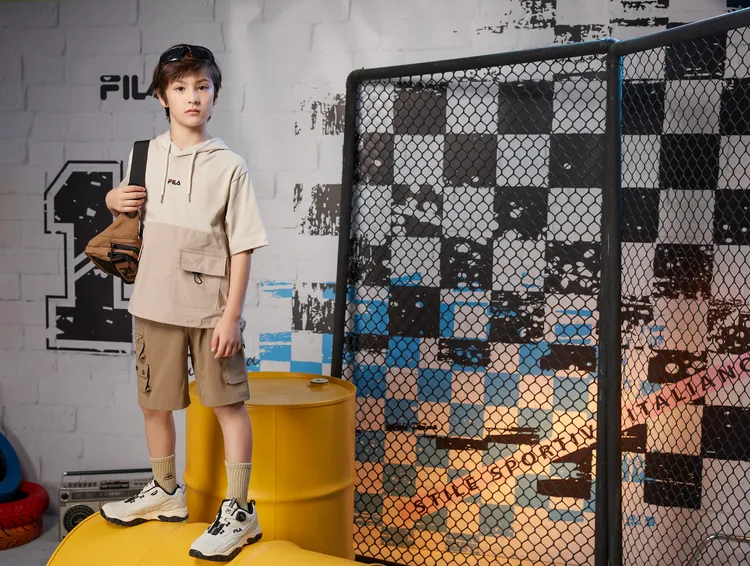 連帽上衣2380元、平織短褲2280元、RAY  TRACER TR DIAL KD大童休閒鞋2680元。品牌提供