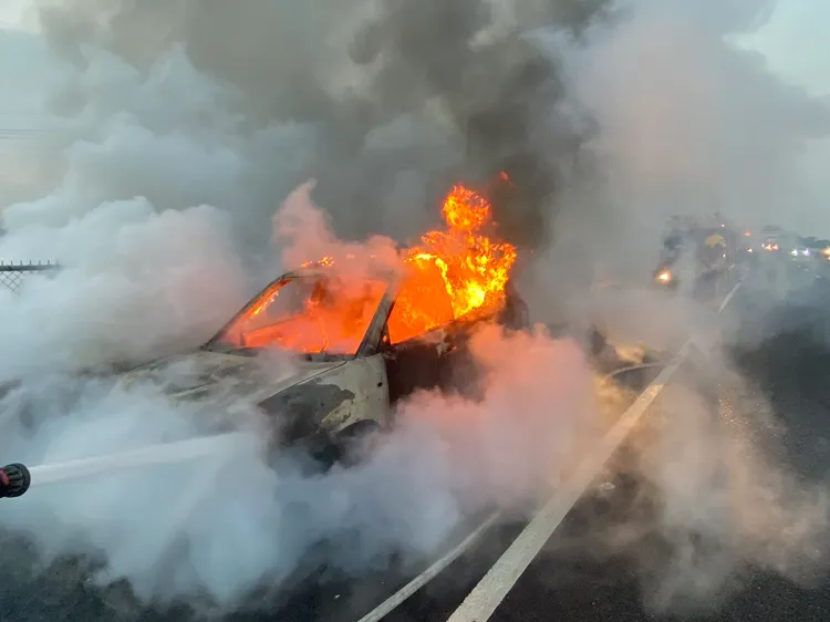小轎車起火幸好無人受傷。翻攝自記者爆料網
