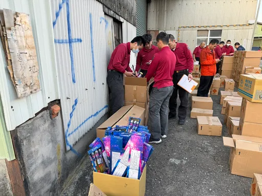 有如軍火庫!桃園消防局查獲業者囤放427公斤爆竹  超過管制量93倍