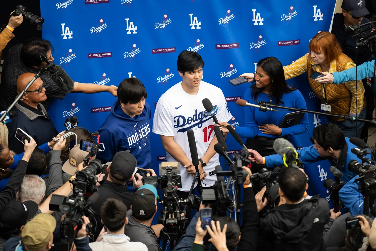 大谷翔平引起媒體包圍。 美聯社