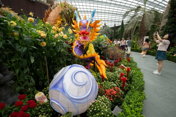 新加坡濱海灣花園的龍年裝飾。新華社
