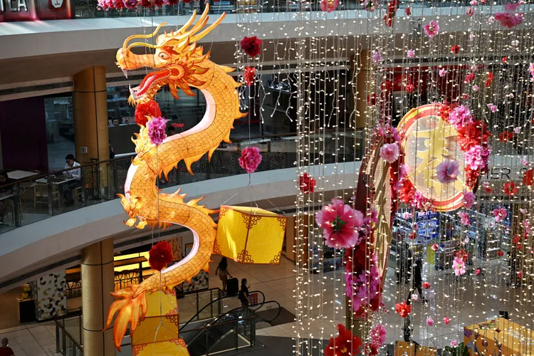 新加坡新達城購物中心的龍年裝飾。新華社