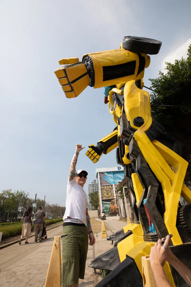 紅髮艾德與駁二藝術特區的大黃蜂合影 。Credit : Mark Surridge