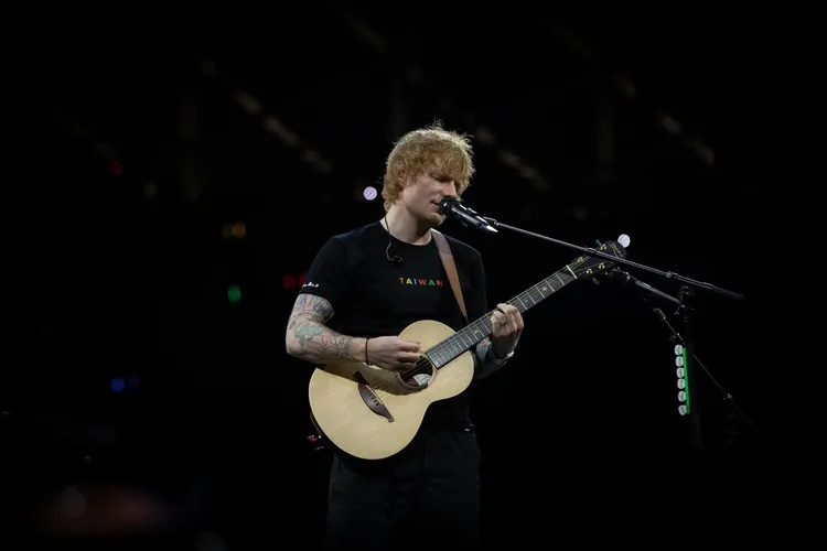 紅髮艾德昨晚在高雄國家體育場演出，身穿印有台灣字樣的T恤，大讚高雄是美麗的地方。AEG、Mark Surridge提供