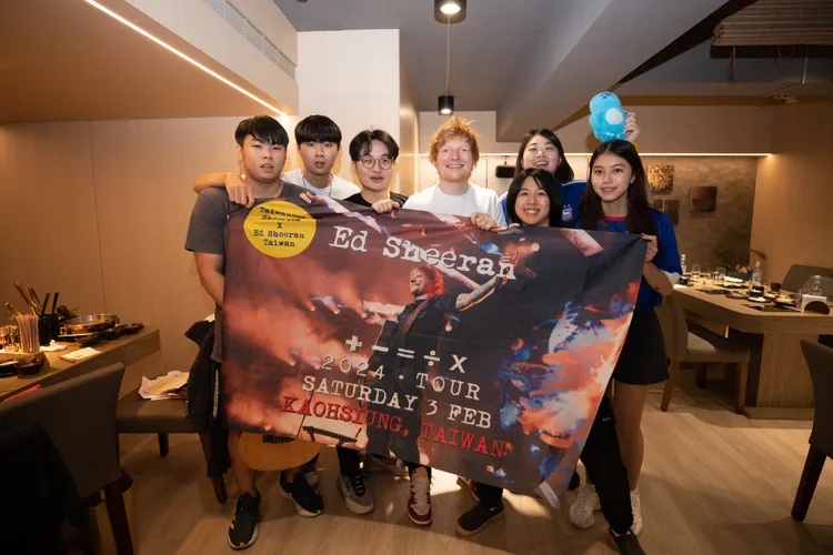 紅髮艾德抵台後在高雄趴趴走藏信封，昨請尋寶成功的幸運粉絲吃鍋 。Credit : Mark Surridge