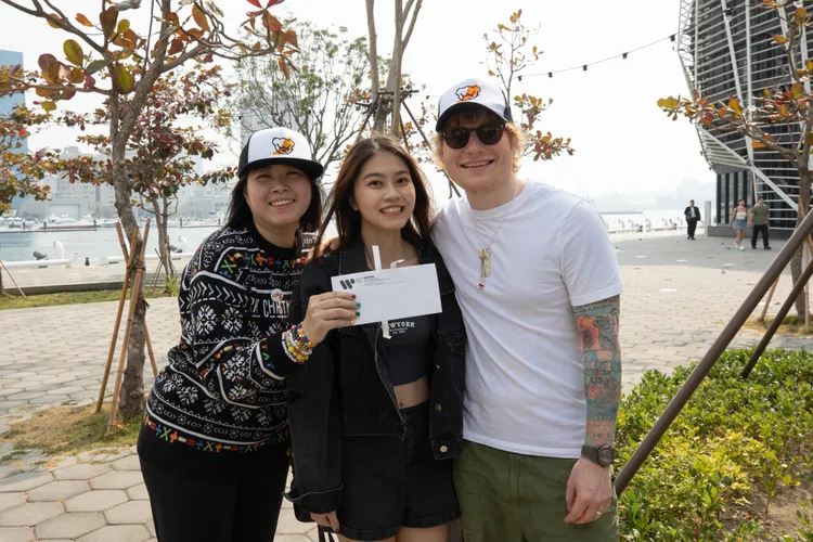 紅髮艾德（右）被幸運找到信封的粉絲捕獲 。Credit : Mark Surridge