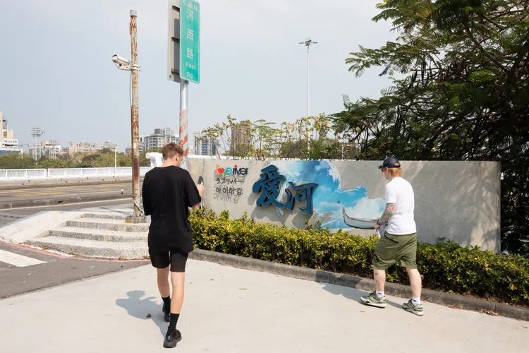 紅髮艾德（右）到愛河藏信封 。Credit : Mark Surridge