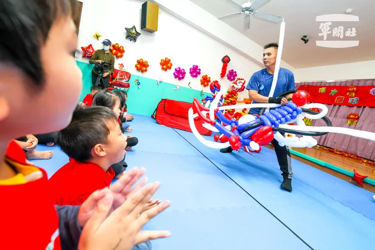 「光光鼠叔」周光明用氣球帶給小朋友快樂。軍聞社提供