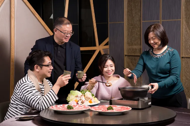 內湖2館6F漾客日式料理推出新春團圓套餐，沙朗牛肉火鍋3~4人份新春價1,980元、伊比利豬肉火鍋3~4人份新春價1,580元，絕對讓您滿足全家大小的胃口。