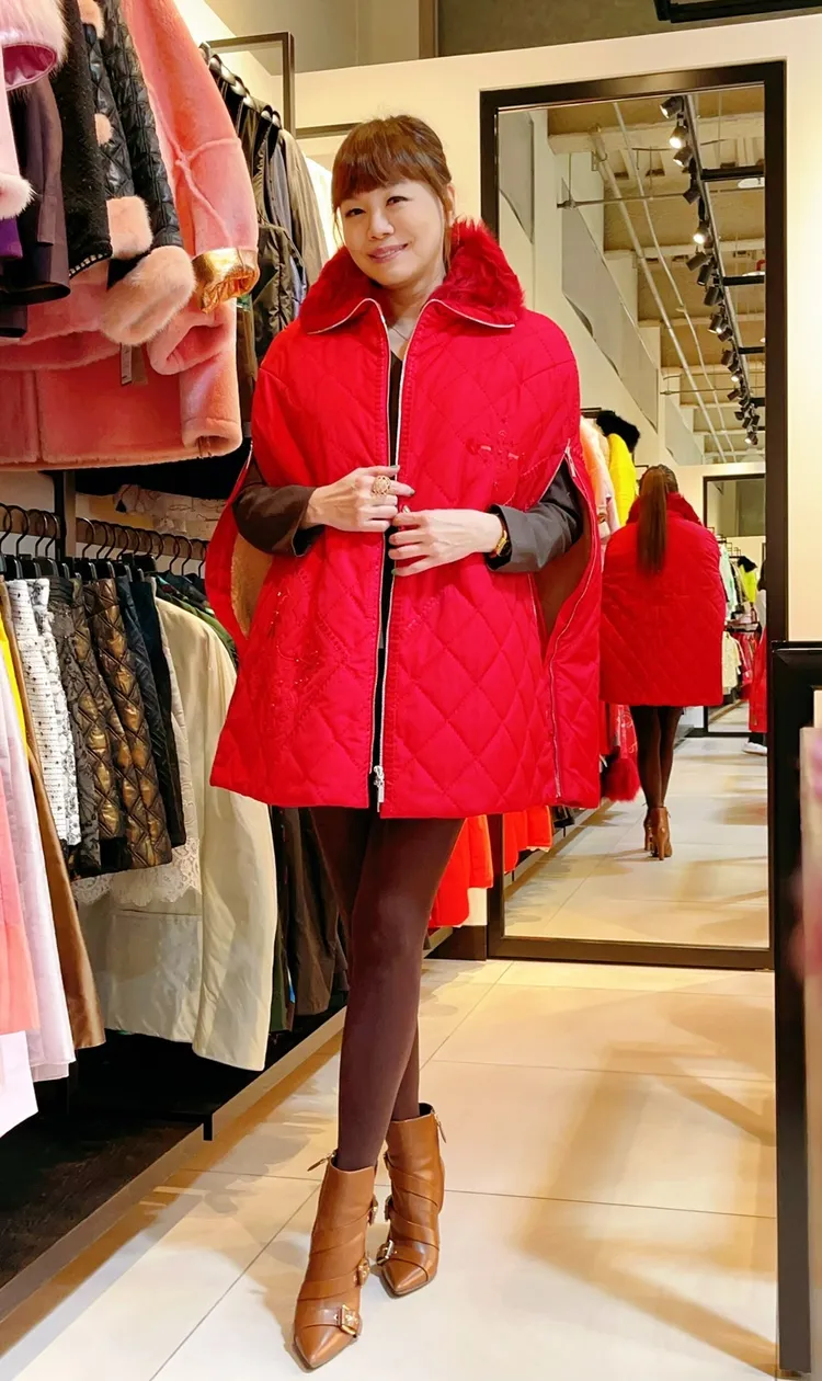 時尚CEO禮客董事長溫筱鴻以「壯世代百貨」為定位，針對40歲以上熟齡人士規劃新春商品及優惠，推出傳統文化中象徵幸運、喜慶的紅色系穿搭單品，推薦夏姿貂毛領羊毛斗篷，原價55,800元，新春價8,370元。