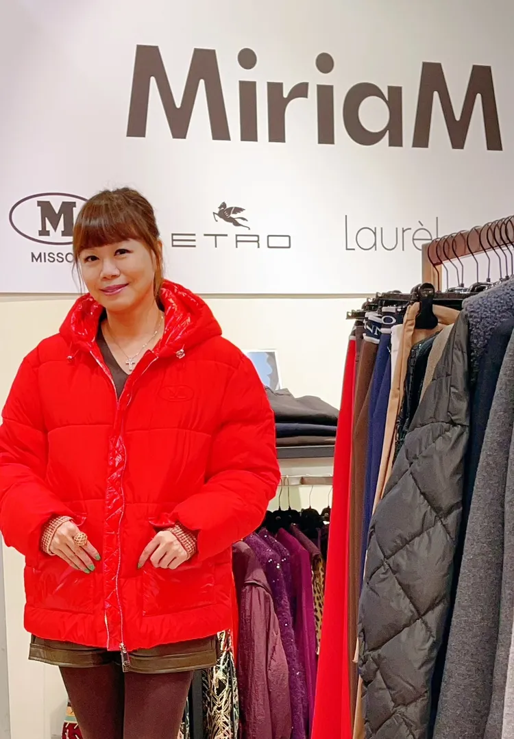 迎接2024金龍年，讓你精打細算省荷包，又能紅紅火火一身勁裝美美出遊，推薦M MISSONO科技棉連帽外套，原價35,100元，新春價9,450元。