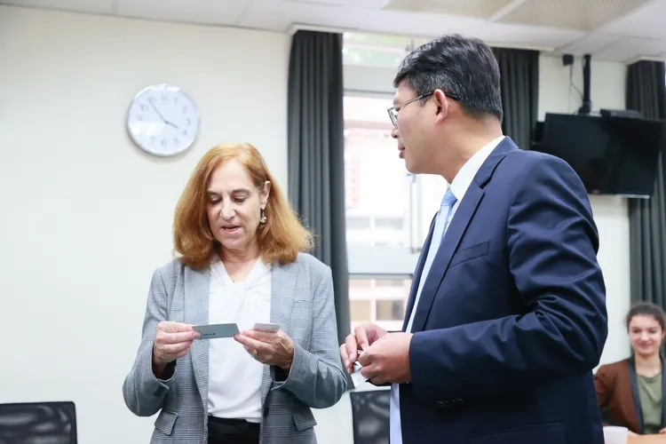 葛來儀率團拜會。民眾黨提供